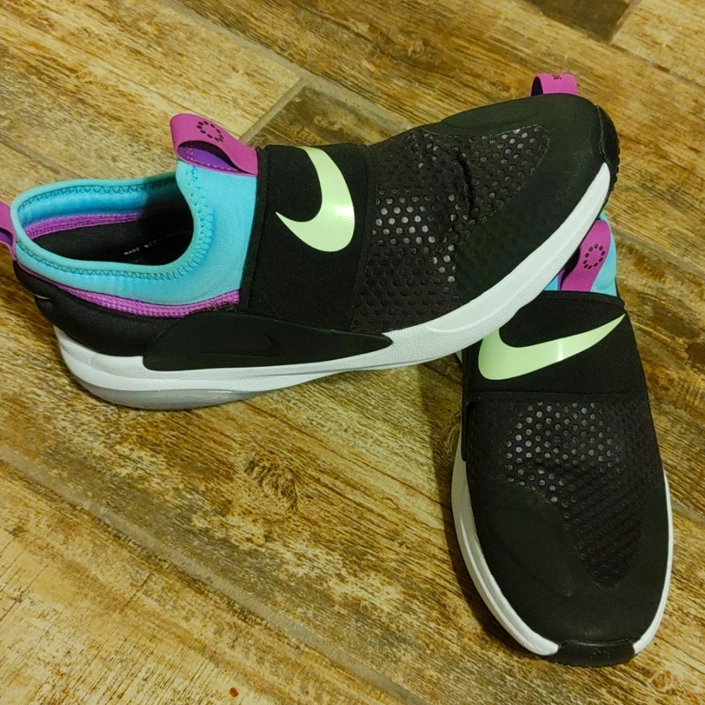 Women/Youth Nike Slip-Ons